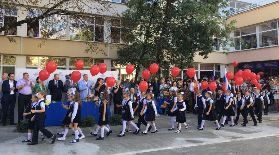 Первый звонок в сочинской гимназии № 1 &copy;&nbsp;Фото Юлии Барановой, Юга.ру