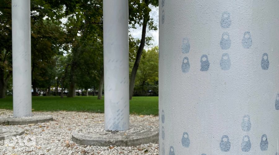 Закрашенный коммунальщиками арт-объект «Столпы» © Фото Александра Гончаренко, Юга.ру