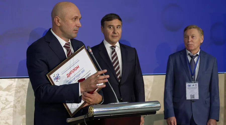 Сергей Алексеенко с наградой &copy;&nbsp;Фото пресс-службы КубГМУ