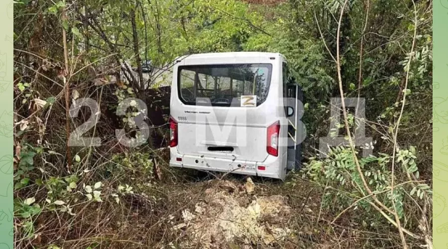 Автобус, вылетевший в кювет после ДТП на Мамайском перевале 6 ноября 2023 г. &copy;&nbsp;Скриншот публикации в телеграм-канале &laquo;23 МВД&raquo;, T.me/mvd_23