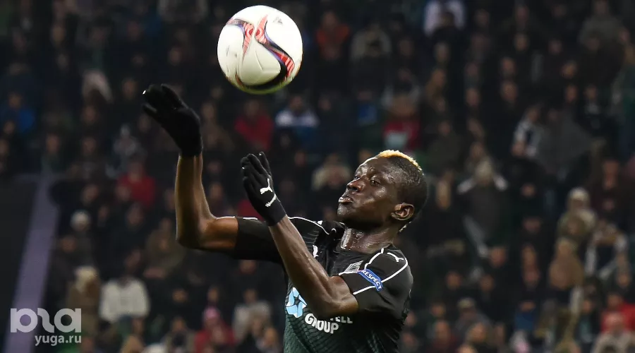 ФК "Краснодар" проиграл "Шальке" в матче Лиги Европы. Эбуэ Куасси &copy;&nbsp;Елена Синеок, ЮГА.ру