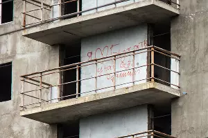 Долгострой на улице Селезнёва &copy;&nbsp;Фото Елены Синеок, Юга.ру