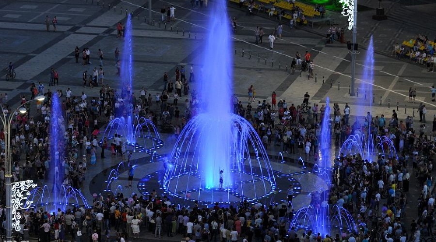 Запуск фонтанов в Краснодаре © Елена Синеок, ЮГА.ру