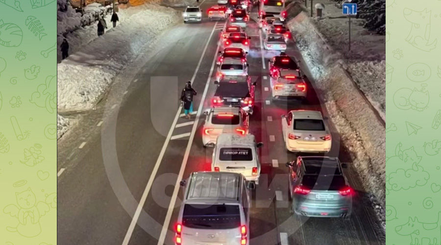 Пробка на выезде из Розы Хутор, 2 января 2026 г. &copy;&nbsp;Скриншот видео телеграм-канала &laquo;ЧП Сочи&raquo;, t.me/chp_sochi