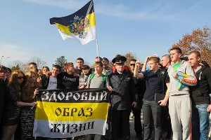 Александр Папанов при исполнении служебных обязанностей на &laquo;Русском марше&raquo; &copy;&nbsp;Елена Синеок, Юга.ру