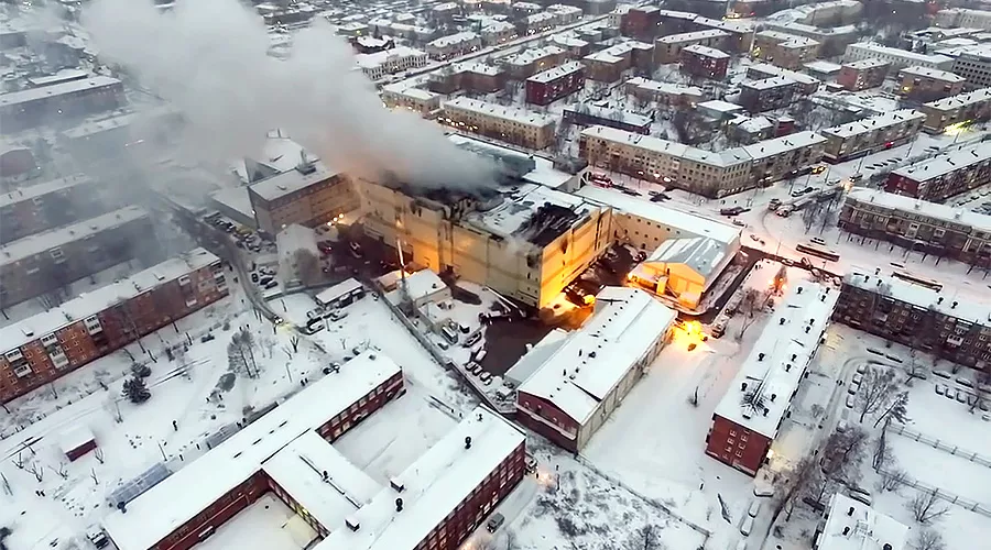 Пожар в Кемерове &copy;&nbsp;Кадр из видео канала &laquo;Мишень в дым&raquo; на youtube.com, youtube.com/channel/UC3A_vjS6J2u9FG0_tXf5ZhA