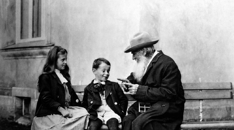 Лев Толстой рассказывает сказку об огурце внукам Ильюше и Соне, 1909 год &copy;&nbsp;Изображение является общественным достоянием