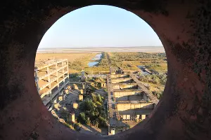 Вид из реакторного цеха заброшенной Крымской АЭС рядом с городом Щелкино &copy;&nbsp;Фото Кирилла Достова, Юга.ру