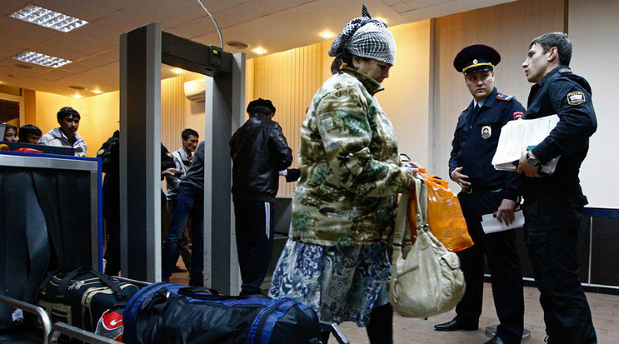 Высылка мигрантов-нелегалов из аэропорта Краснодара © Влад Александров, ЮГА.ру