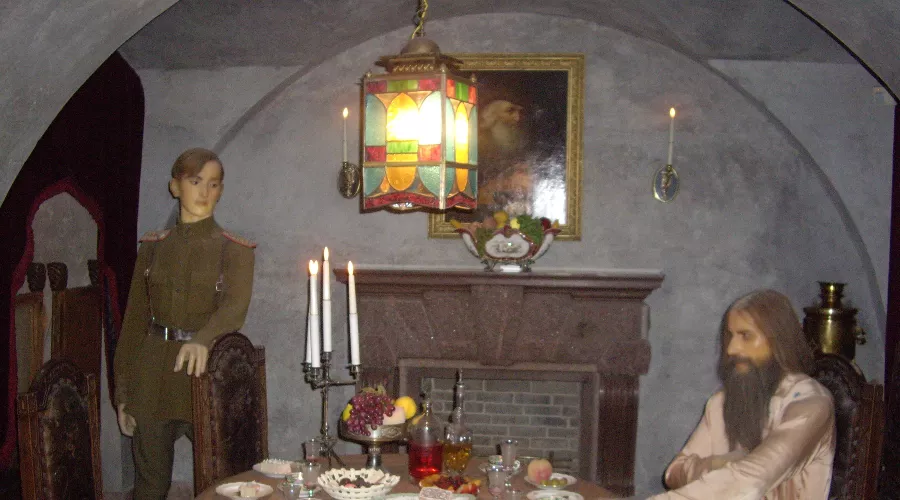 Восковые фигуры Феликса Юсупова и Григория Распутина на месте убийства. Экспозиция во дворце Юсуповых на Мойке &copy;&nbsp;Фото Николая Мылюева, wikipedia.org