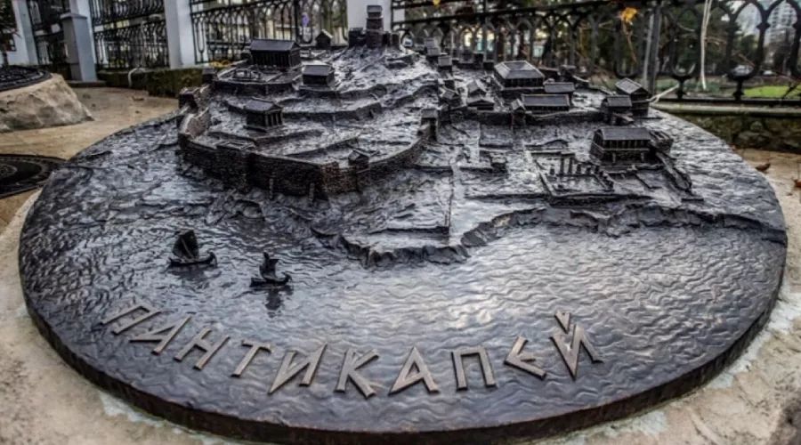 Барельеф возле музея «Горгиппия» в Анапе &copy;&nbsp;Скриншот публикации на сайте администрации Краснодарского края, Admkrai.krasnodar.ru