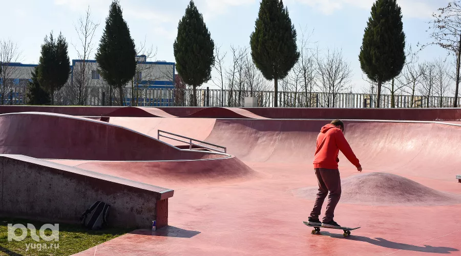 Скейтбордист в парке «Краснодар» &copy;&nbsp;Фото Елены Синеок, Юга.ру