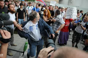 Акция протеста против Марата Гельмана перед открытием выставки Icons &copy;&nbsp;Елена Синеок. ЮГА.ру