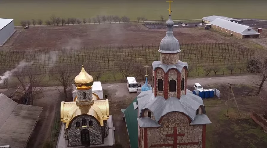 Свято-Духов мужской монастырь &copy;&nbsp;Скриншот видео из ютуб-канала &laquo;Ликсей Liksei&raquo;, youtube.com/channel/UCKt_IYOj1kYTTgLRJ1GyNHQ