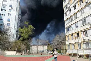 Дым от пожара на нефтебазе в Туапсе, 21 апреля 2026 года &copy;&nbsp;Фото Всеволода Некрасова, Юга.ру