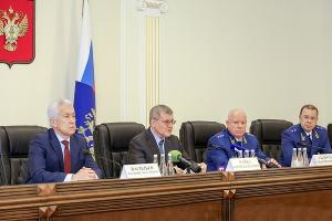 Владимир Васильев и Юрий Чайка представляют коллективу прокуратуры Дагестана Дениса Попова &copy;&nbsp;Фото с сайта Министерства сельского хозяйства и продовольствия Республики Дагестан