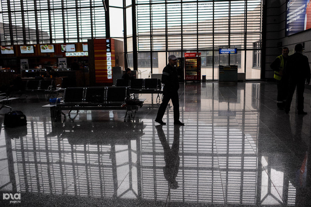 аэропорт сочи внутри магазины. сотрудники службы авиационной безопасности аэропорт сочи. профайлеры в аэропорту. работа в аэропорту сочи вакансии. люди в аэропорту.