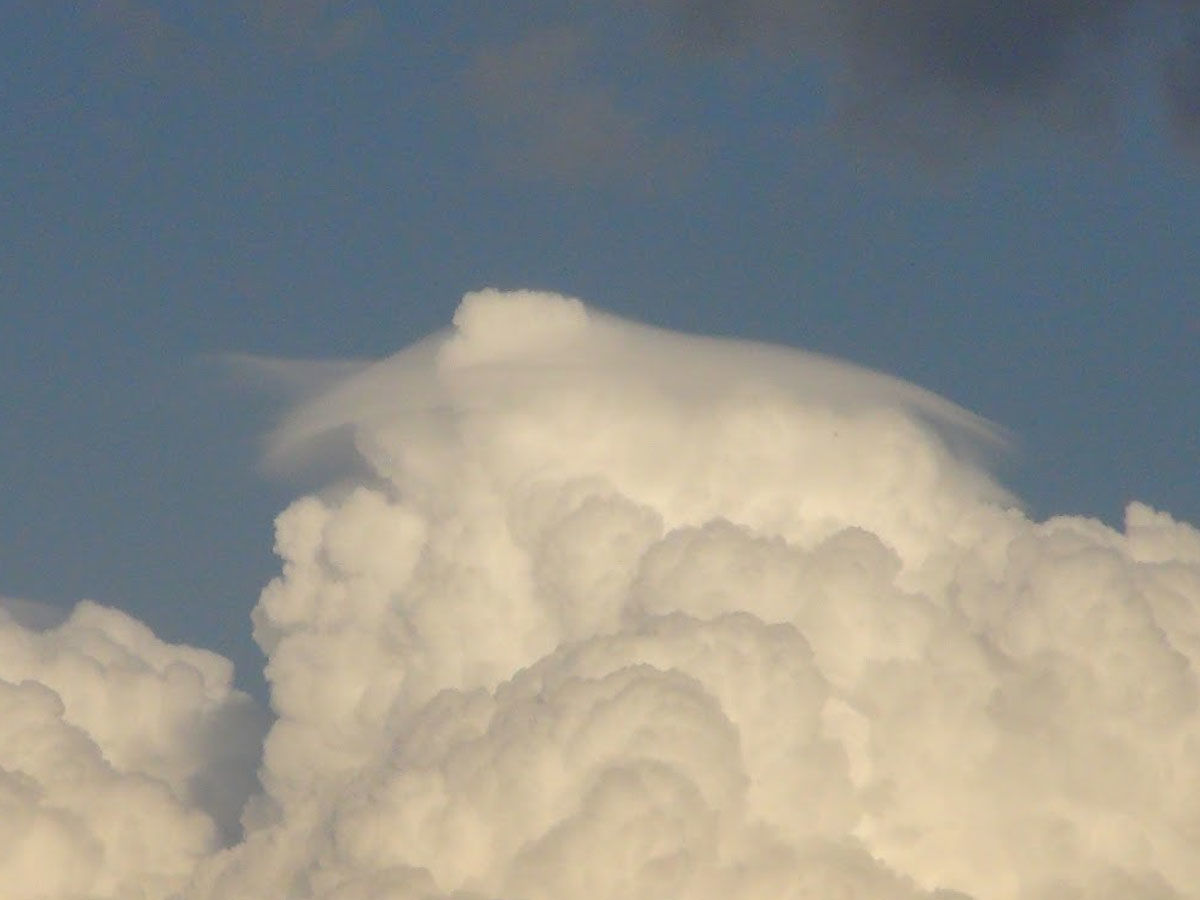 Облачная шапка над кучево-дождевыми облаками © Фото из личного архива Адриана Коротеева