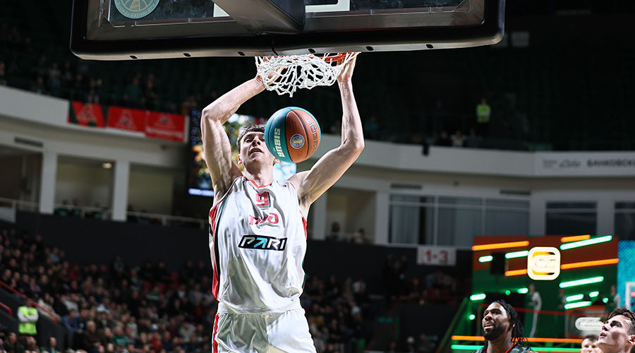 Центровой «Локо» Андрей Мартюк забивает мяч в кольцо УНИКСа 8 мая 2024 г. © Фото предоставлено пресс-службой Единой лиги ВТБ, Vtb-league.com