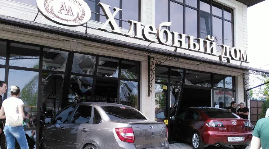 В Лабинске две машины врезались в витрину хлебного магазина &copy;&nbsp;Фото Светланы Абазовой в группе &laquo;ВКонтакте&raquo; &laquo;Лабинск / LabinskPromo / Фонд 0 руб. 0 коп&raquo;, vk.com/labinskpromo