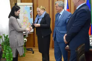 Вручение удостоверения Хубай Алинчиевой &copy;&nbsp;Фото пресс-службы миннаца РД
