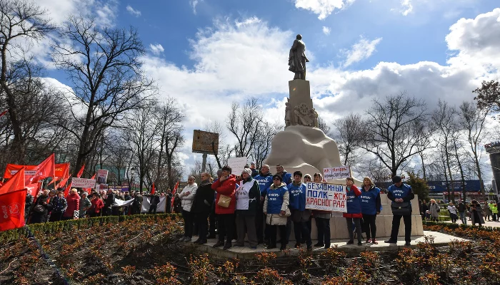 Митинг протеста в Вишняковском сквере &copy;&nbsp;Фото Елены Синеок, Юга.ру