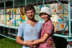 Павел и Виктория Хомяковы на пасеке &copy;&nbsp;Фото Елены Синеок, Юга.ру