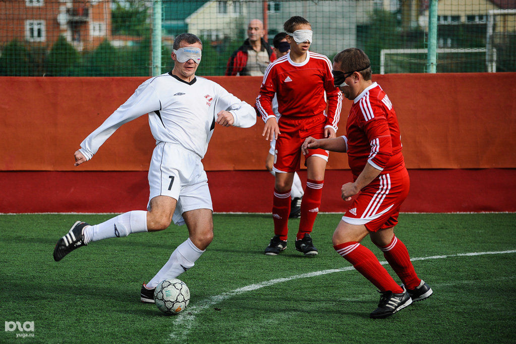 Футбол для незрячих. Футзал спорт слепых. Футбол для незрячих и слабовидящих. Футбол для слабовидящих. Футбол для слепых и слабовидящих.