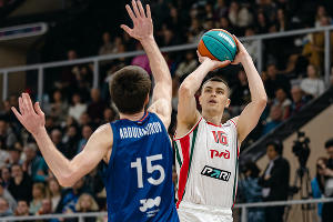 Форвард «Локо»  Антон Квитковских атакует кольцо «ПАРМЫ» в матче 1/4 финала 28 апреля 2024 г.   © Фото предоставлено пресс-службой Единой лиги ВТБ, Vtb-league.com