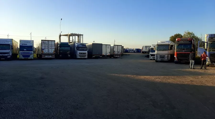 Грузовые автомобили на стоянке в Славянске-на-Кубани &copy;&nbsp;Фото сделано дальнобойщиком Сергеем из Санкт-Петербурга специально для Юга.ру