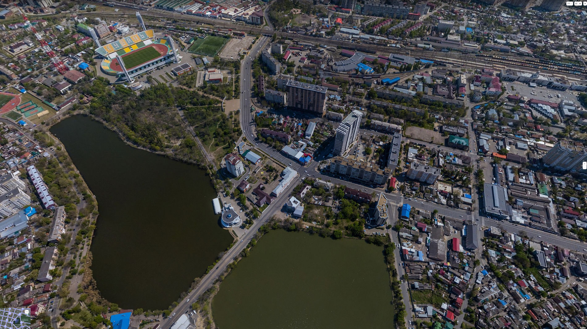 Вид от Нижнего Покровского озера на стадион «Кубань», Дмитриевскую дамбу и район вокзала «Краснодар-1» © Скриншот панорамы yandex.ru/maps 2020 года