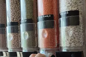 Сыпучие продукты в свою тару продают в магазине &laquo;Всё пучком&raquo; &copy;&nbsp;Кадр из Видео Анастасии Шпанько