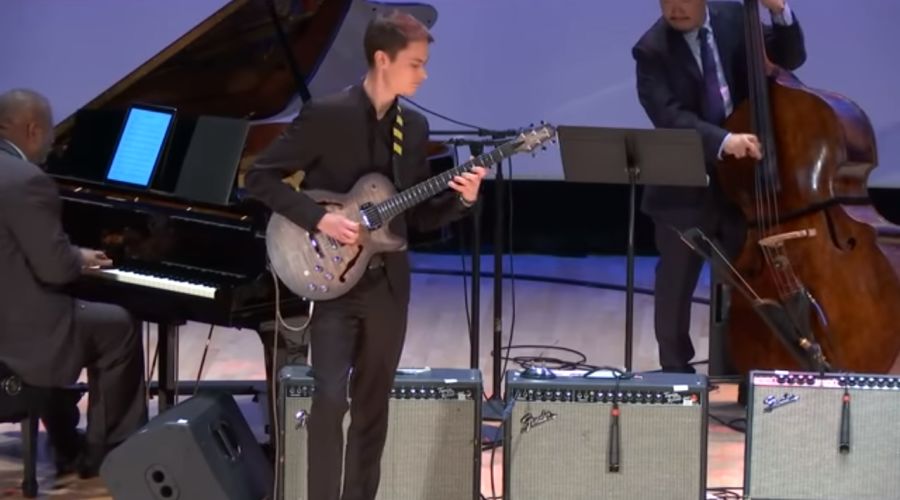 Евгений Побожий в полуфинале международного конкурса Института Джаза им. Херби Хэнкока © Скриншот из видео 2019 Herbie Hancock Institute of Jazz International Guitar Competition: Semifinals канала Herbie Hancock Institute of Jazz, https://www.youtube.com/watch?time_continue=2661&v=IzU8uGG8S9Q&feature=emb_title