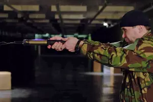 Применение шокера для МВД АИР-107У &copy;&nbsp;Кадр из видео канала &laquo;МАРТ ГРУПП&raquo; на youtube.com, youtube.com/shokerru