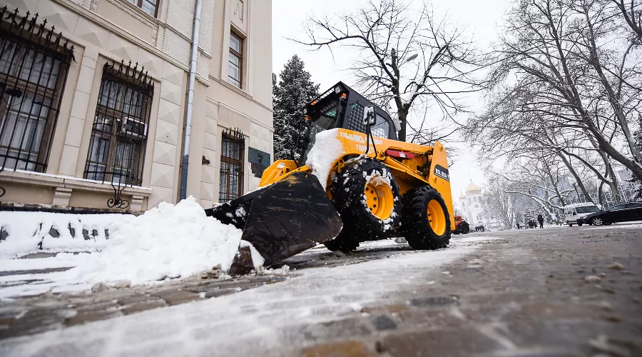 Уборка снега в Краснодаре &copy;&nbsp;Фото Елены Синеок, Юга.ру
