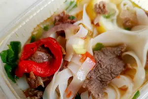 Фо-бо и фо-га в лапшичной у Тхи Кха &copy;&nbsp;Фото Марины Солошко, Юга.ру