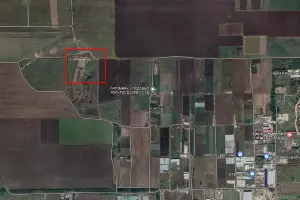 Справа — поселок Победитель, слева — желтое озеро, рядом с которым находится незаконная свалка &copy;&nbsp;Скриншот сайта Google Maps, www.google.com/maps/place