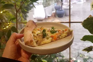 Пицца &laquo;Оливье&raquo; &copy;&nbsp;Фото Марины Солошко, Юга.ру