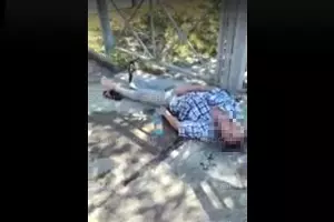 Прохожий в ожидании скорой помощи на улице Донской в Сочи, 11 сентября 2011 г. &copy;&nbsp;Скриншот видео телеграм-канала &laquo;ЧП Сочи&raquo;, t.me/chp_sochi