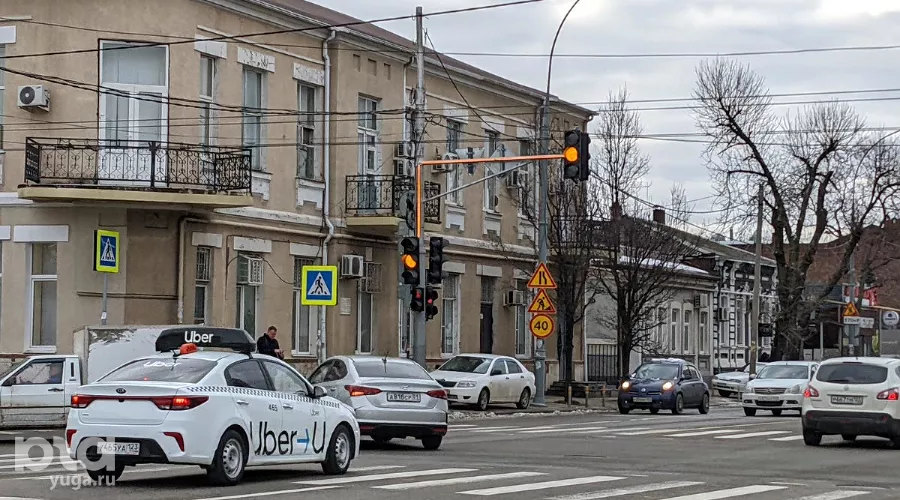 Светофор со светодиодной подсветкой столба &copy;&nbsp;Фото Александры Прохоренковой-Аксеновой, Юга.ру