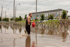 Последствия ливня на улице Московской &copy;&nbsp;Фото Дмитрия Пославского, Юга.ру