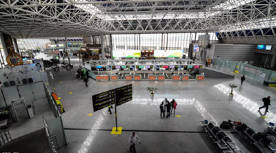 Работа сотрудников служб аэропорта авиационной безопасности в аэропорту Сочи &copy;&nbsp;Нина Зотина, ЮГА.ру