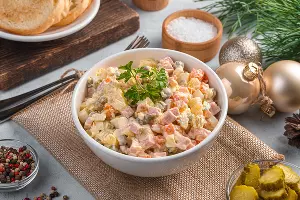 Салат Оливье &copy;&nbsp;Фото Dolga1987, freepik.com