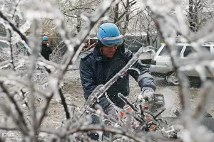 Ликвидация последствий ледяного дождя в Краснодаре &copy;&nbsp;Влад Александров, ЮГА.ру