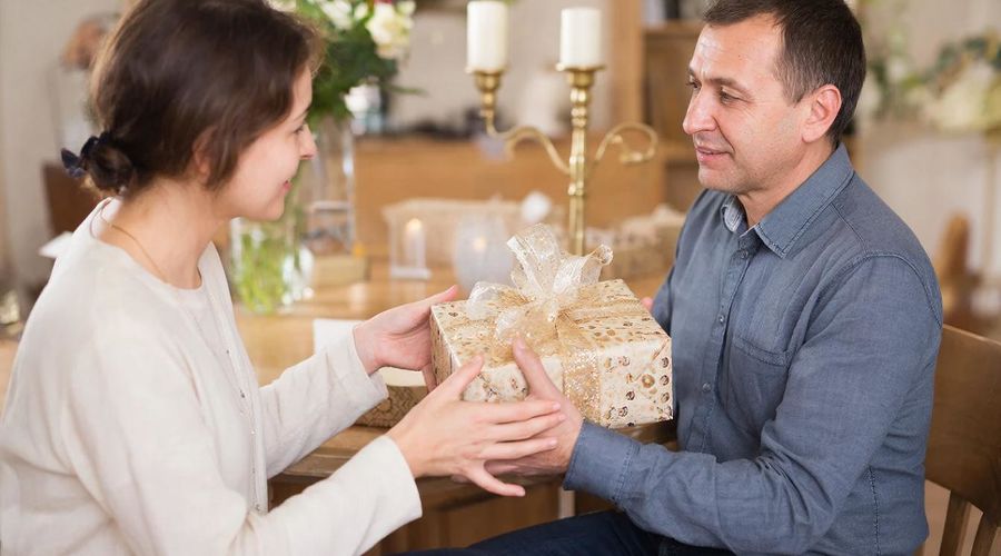 подарок &copy;&nbsp;Изображение сгенерировано нейросетью Gigachat