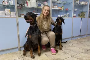 Ветеринар Софья Стрельникова и её доберманы — Оскар и Дрима &copy;&nbsp;Фото Влады Мандрыка, Юга.ру