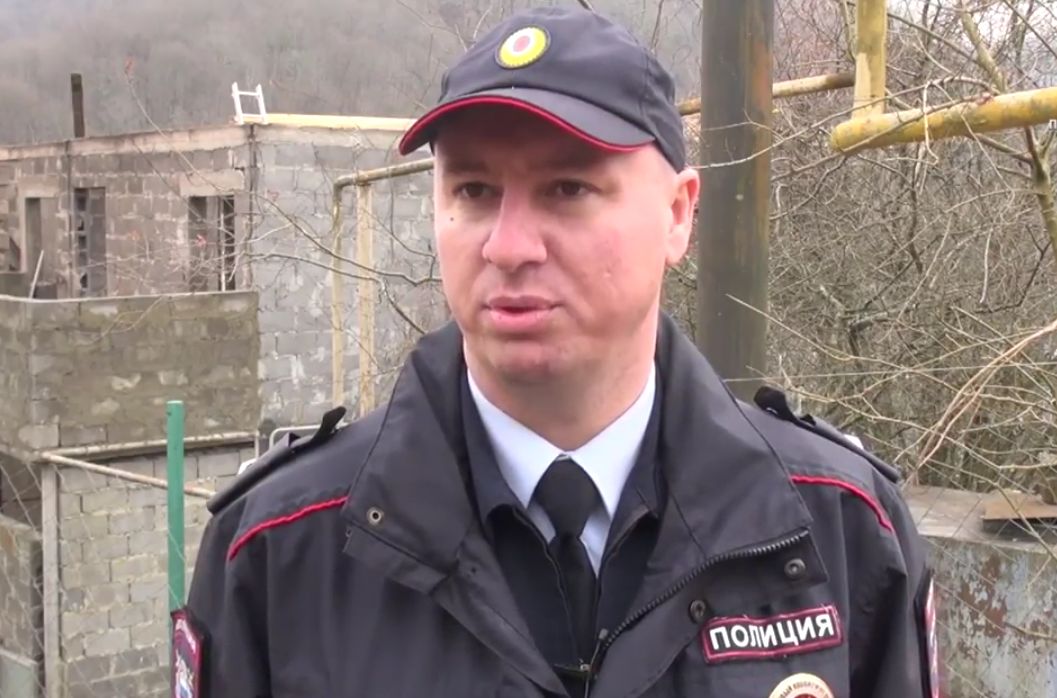 В Сочи полицейский спас многодетную семью из пожара