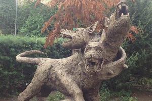 В Сочи установили скульптуру трехголового пса, охраняющего мяч ЧМ-2018 &copy;&nbsp;Фото из канала t.me/sochinow