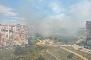 Сухая трава загорелась в 200 метрах от жилых домов в Краснодаре © Фото Алены Христюк