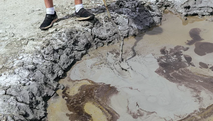 Безопасный способ взаимодействия с грязевым вулканом &copy;&nbsp;Фото Юли Шафаростовой, Юга.ру